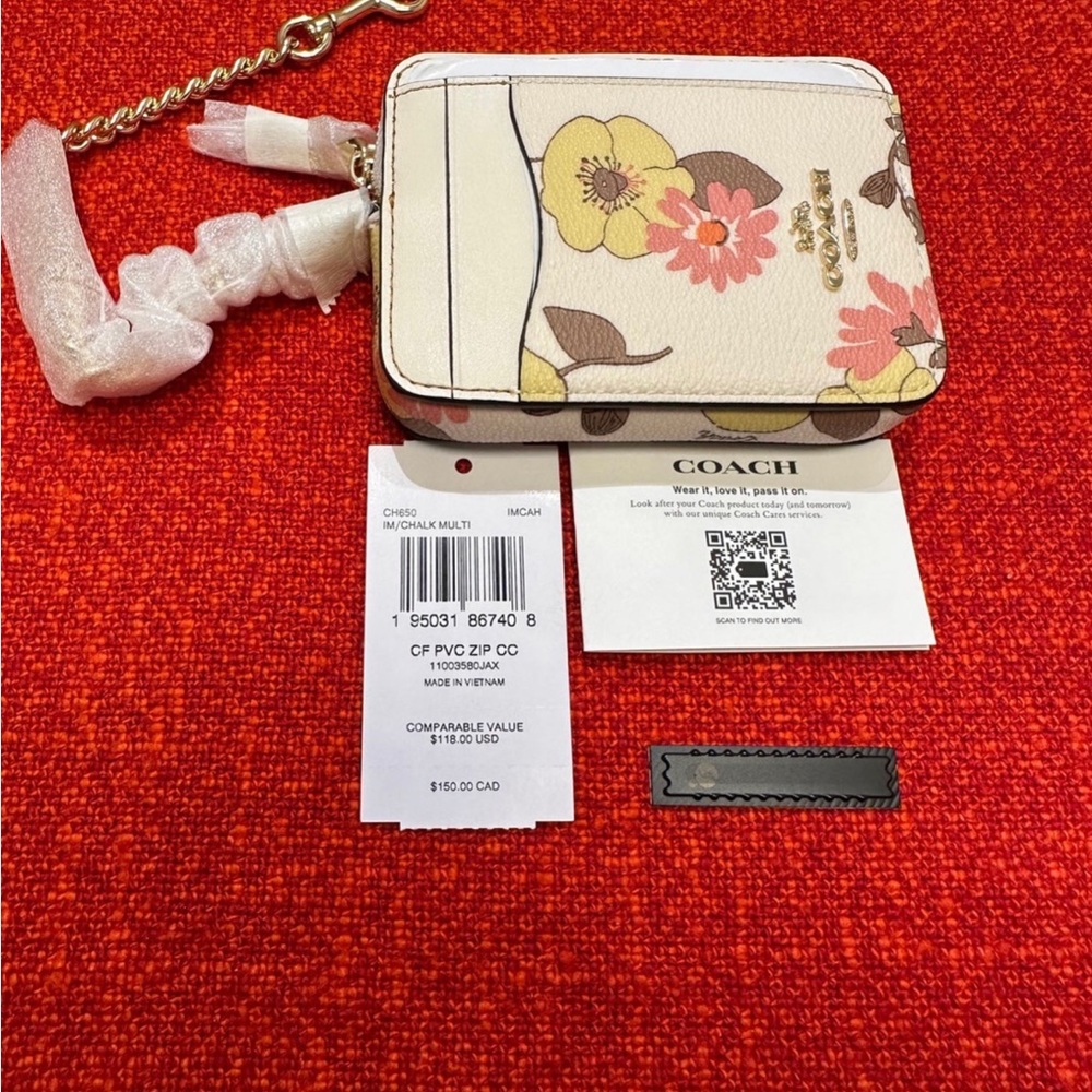 ❤️❤️NEW coach zip card case with floral cluster print ❤️❤️❤️ - Picture 2 of 4